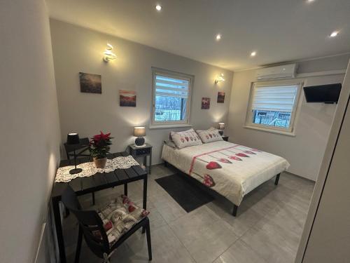 Un dormitorio con una cama, una mesa y una silla. en Mountain View Villa Kate alloggio ad uso turistico VDA Gressan 0161, en Aosta