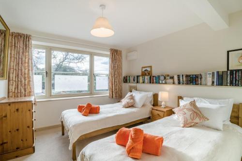 En eller flere senge i et værelse på 2 Bed in Longhope oc-n34144