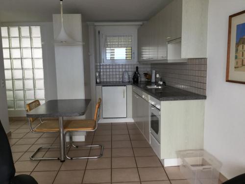 ロカルノにあるCasa Mariaのキッチン(テーブル、椅子付)