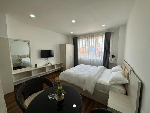 加德满都Himalayan Laligurans Apartments的卧室里有一张床、一张桌子和一面镜子