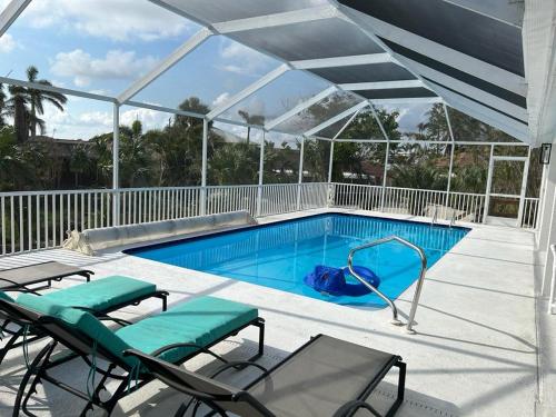 Πισίνα στο ή κοντά στο Fabulous private villa walking distance to the beach