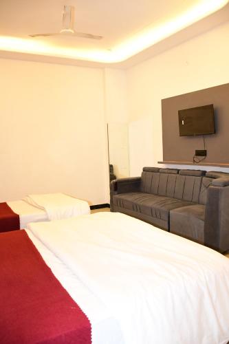 Letto o letti in una camera di Hotel CM Palace Khatu Shyam