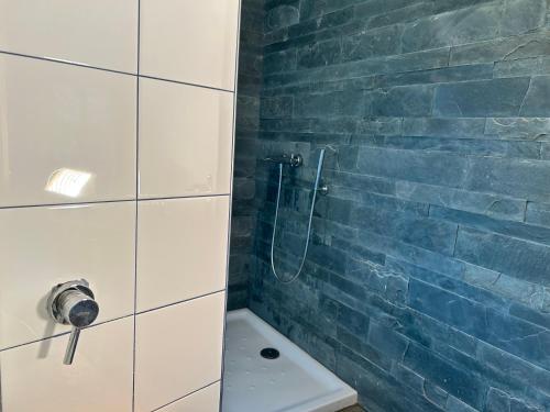 Ένα μπάνιο στο Don Carlo