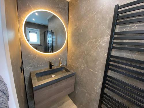 a bathroom with a sink and a mirror at Mondri in Winterswijk