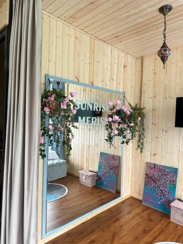 TV a/nebo společenská místnost v ubytování sunrise hill cotage