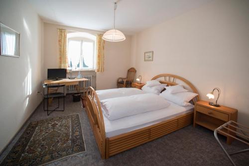 Postel nebo postele na pokoji v ubytování Gutshotel Odelzhausen