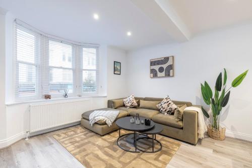 Stylish Central 3BR 2 En-suites Sleeps 6 photo 10