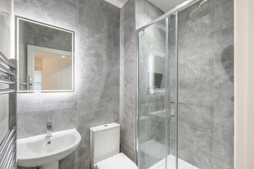 Stylish Central 3BR 2 En-suites Sleeps 6 photo 9