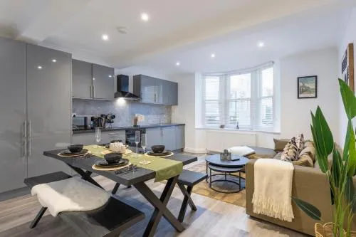 Stylish Central 3BR 2 En-suites Sleeps 6 photo 1