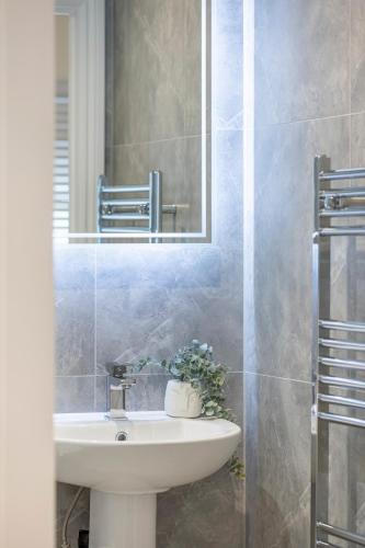 Stylish Central 3BR 2 En-suites Sleeps 6 photo 4