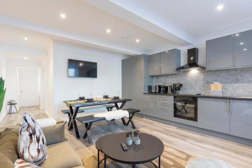 Stylish Central 3BR 2 En-suites Sleeps 6 photo 5