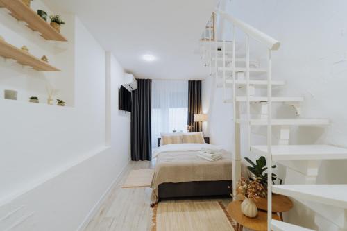 City Center New Apt, Top-Floor Balcony