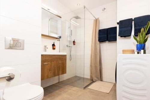 Un baño con inodoro y ducha en MOWO Marshall 8 - Apartmenthaus Kitzingen - großzügige Wohnungen für je 6 Personen mit Balkon, en Kitzingen