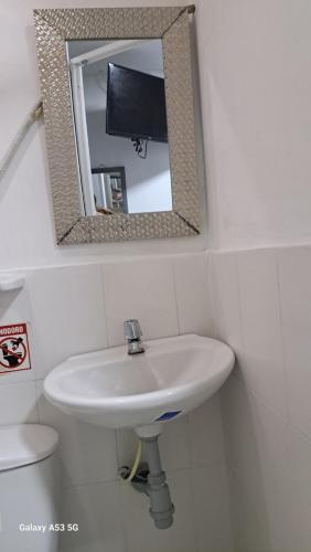 蒙特里亚Arriendo comfortables habitaciones amobladas por meses y días的带白色水槽和镜子的浴室