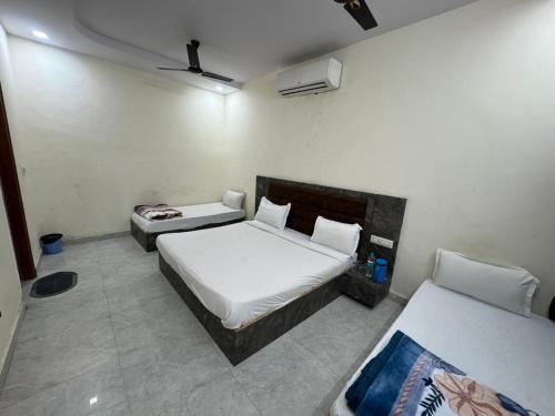 a bedroom with two beds in a room at Meera Residency Vrindavan in Vrindāvan