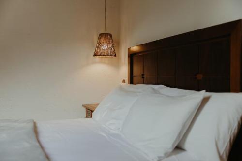 Voodi või voodid majutusasutuse Cottage with Jacuzzi & Waterfall, Vale do Elefante toas