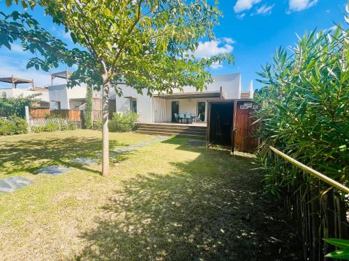 AGENCE JF IMMO -Belle villa climatisee 6 pers proche plage solarium piscine collective- V0755