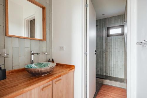 Colonia ChapadmalalDread Shack Nodo Norte 1 - Casa en Complejo Zona Santa Isabel, Chapa Para 4 PAX Con Parrilla - Hola Sur的带水槽和淋浴的浴室