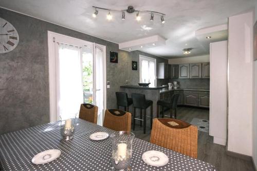 une cuisine et une salle à manger avec une table et des chaises dans l'établissement Le Chalet 