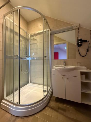 ein Badezimmer mit Dusche und Waschbecken in der Unterkunft Gargždų pramogos in Gargždai