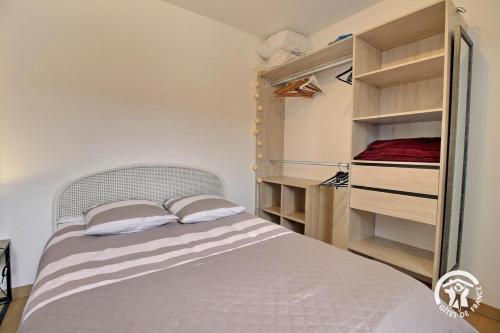 un dormitorio con una cama y un armario en Cerillac, en Questembert