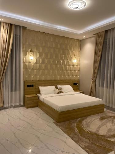 Ένα ή περισσότερα κρεβάτια σε δωμάτιο στο Elroi homes