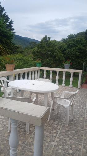 un tavolo da picnic bianco e sedie su un patio di Cabaña Villa La Morena a Yumbo