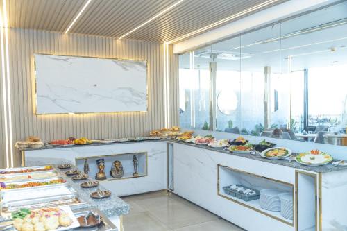 Una línea de buffet con mucha comida en exhibición en Comfort Giza View, en El Cairo