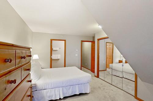 Una cama o camas en una habitación de Sunpath #05