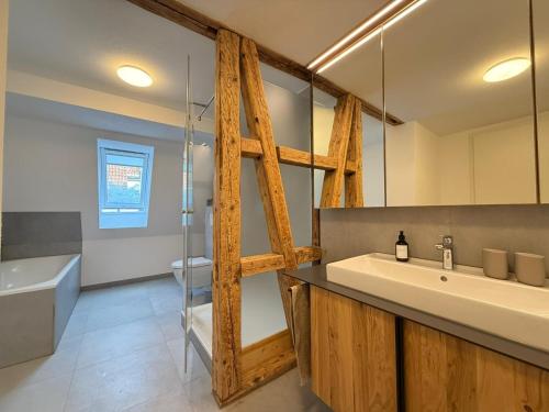 Ένα μπάνιο στο Good Wood Apartment - Fachwerktraum auf zwei Etagen, direkt am Marktplatz