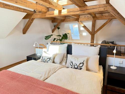 Ένα ή περισσότερα κρεβάτια σε δωμάτιο στο Good Wood Apartment - Fachwerktraum auf zwei Etagen, direkt am Marktplatz