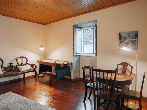 a living room with a table and a window at A Vista dos Verdes in Furnas