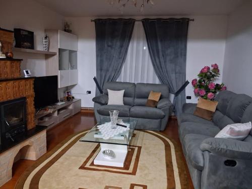 un soggiorno con un divano e un tavolo di La Mary a Borşa