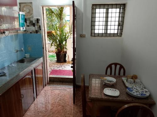 Kuchyň nebo kuchyňský kout v ubytování AlexMarie Holiday Homes Apartments 5 min to Candolim Beach