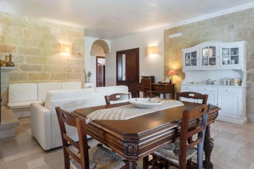 una sala de estar con una mesa y un sofá en Le Lantane - Luxury Rooms, en Alessano