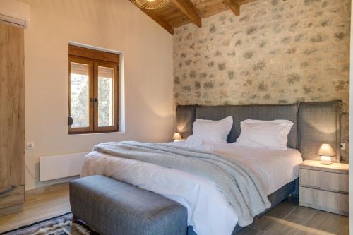 Postel nebo postele na pokoji v ubytování Villa Athina Stone & Snow