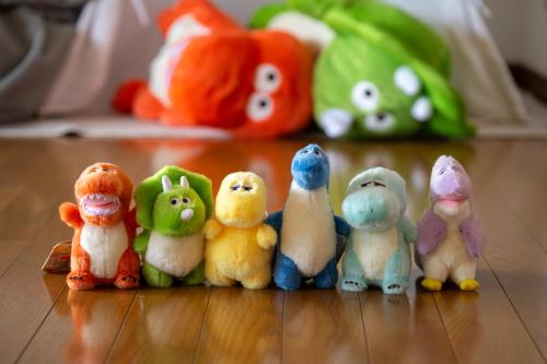 een groep knuffeldieren op een tafel bij 恐竜好きの小さなお子様連れのご家族におすすめ宿 じゅらどんの家 in Katsuyama