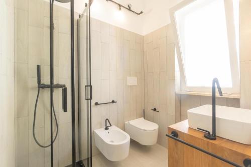 un bagno con doccia, WC e lavandino di Dimore di Matilde - Mare Fuori a Gallipoli