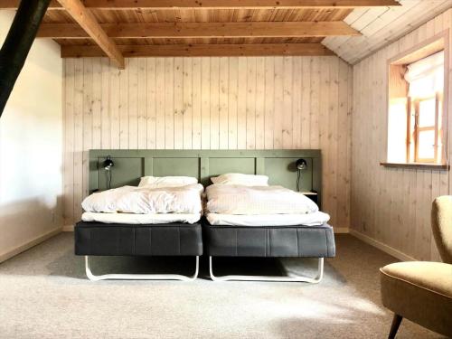 Giường trong phòng chung tại LK2202-Lokken-Kronholmsvej-33