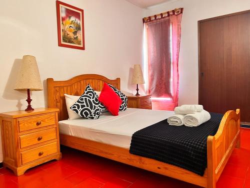 Postel nebo postele na pokoji v ubytování Red Apartament Praia da Oura