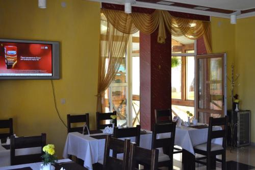 Hotel Restaurant Vizit tesisinde bir restoran veya yemek mekanı