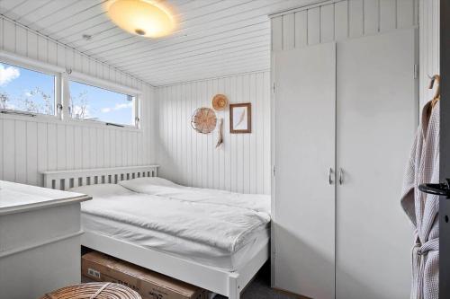 VoldbyにあるFY402-Asperup-Eskelundsvaenget-9のベッドと窓のある小さな寝室