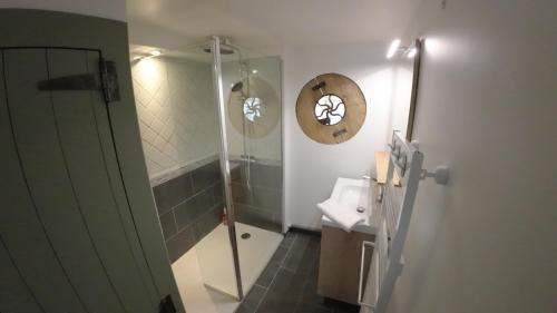 a bathroom with a shower and a sink at Loft industriel - hyper centre cambrai in Cambrai