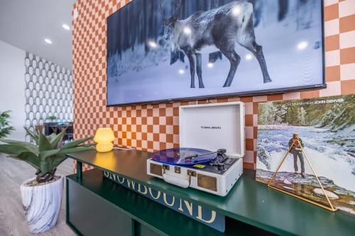 un soggiorno con TV a parete e tavolo di Hot Tub w Mountain View a Westminster