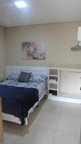 Postel nebo postele na pokoji v ubytování Quarto com varanda e cozinha e entrada independente