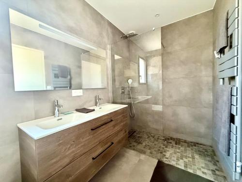 Et badeværelse på Villa Aurora Piscine 7 personnes