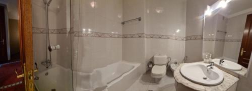 Koupelna v ubytování Mãe Maria House Pilgrims Santiago