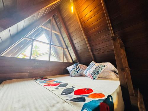 Soluna Cove Cabanas Hikkaduwa客房内的一张或多张床位