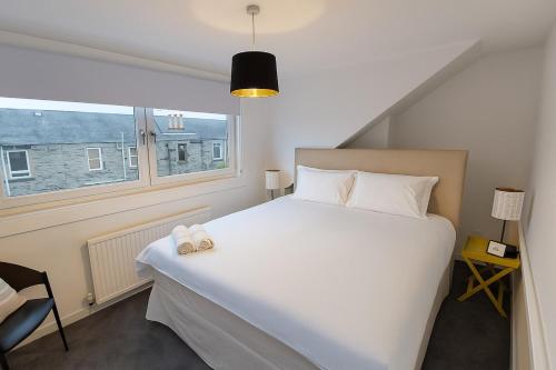 Postel nebo postele na pokoji v ubytování 2 bedroom central apartment in Kirkcaldy