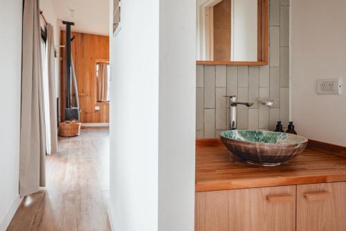 Colonia ChapadmalalDread Shack Nodo Norte 2 - Casa en Complejo Zona Santa Isabel, Chapa Para 4 PAX Con Parrilla - Hola Sur的一个带碗水槽的柜台浴室